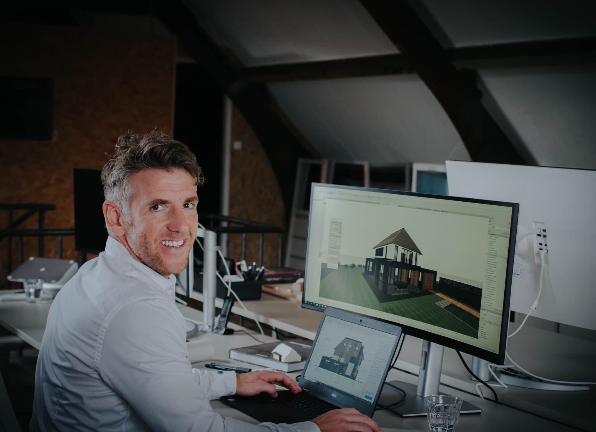 Bennie Jansen aan het werk achter zijn bureau