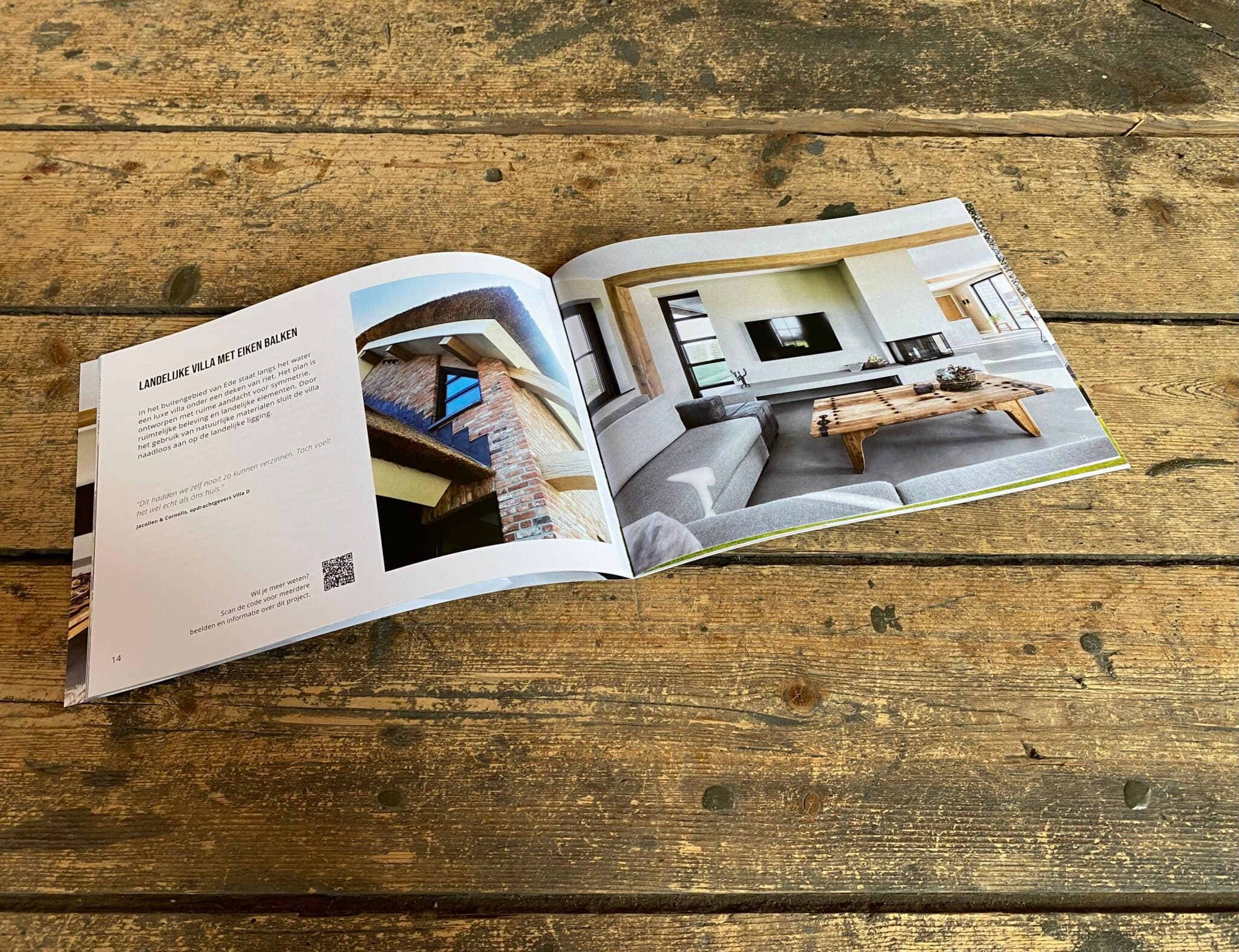 De brochure van Bennie Jansen Architecten op een houten tafel