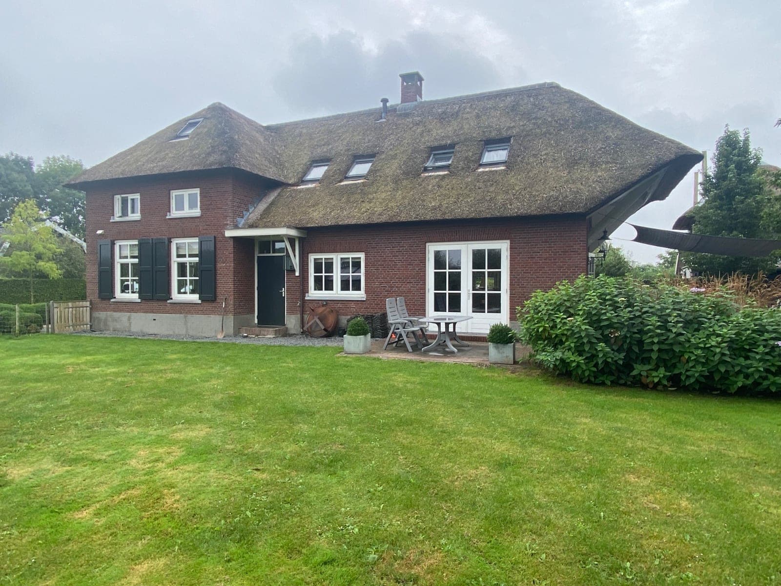 De woonboerderij met rieten kap zoals die er voor de renovatie bij stond