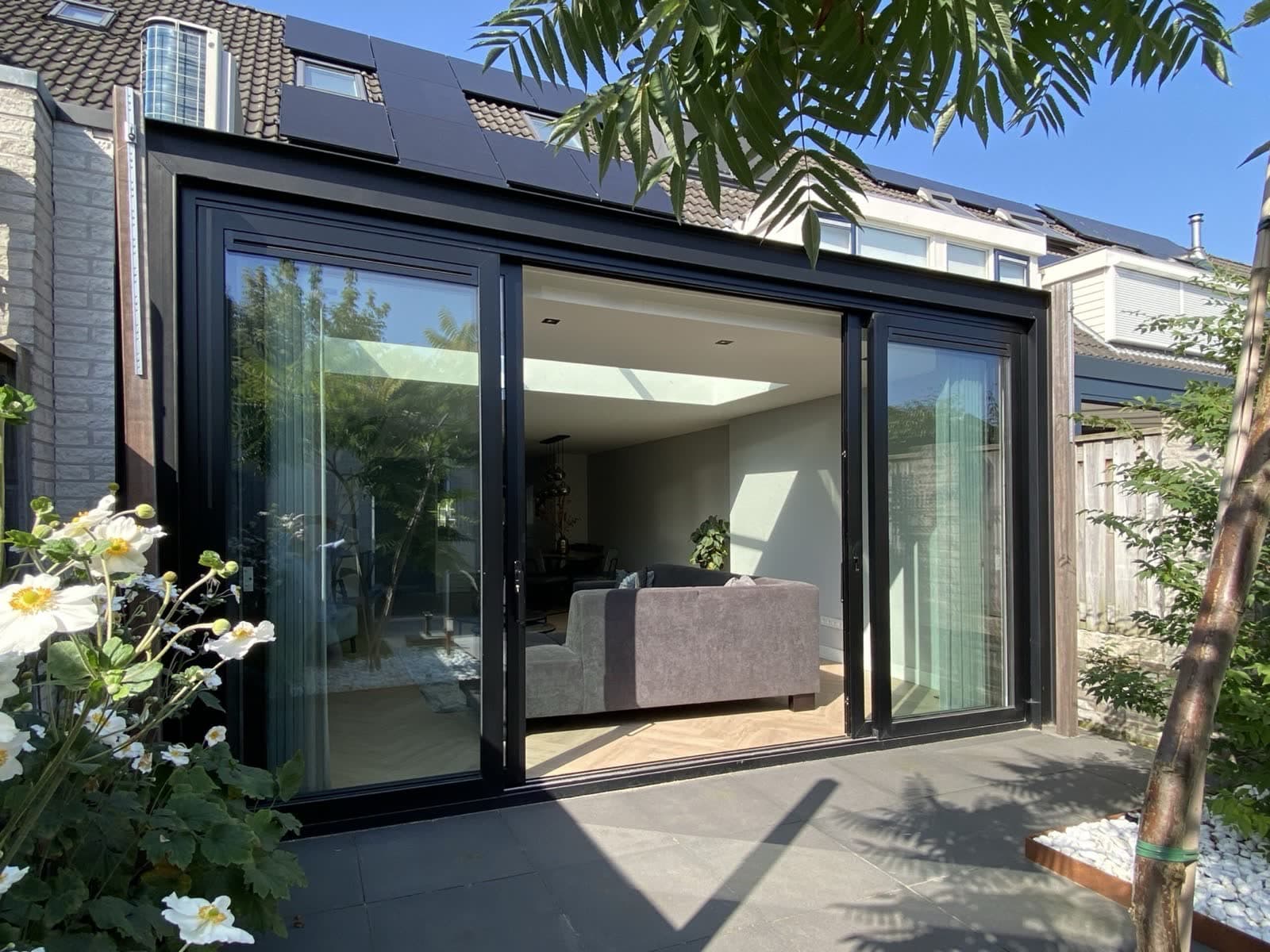 Stoere uitbouw met zwart staal — Uitbouw black steel