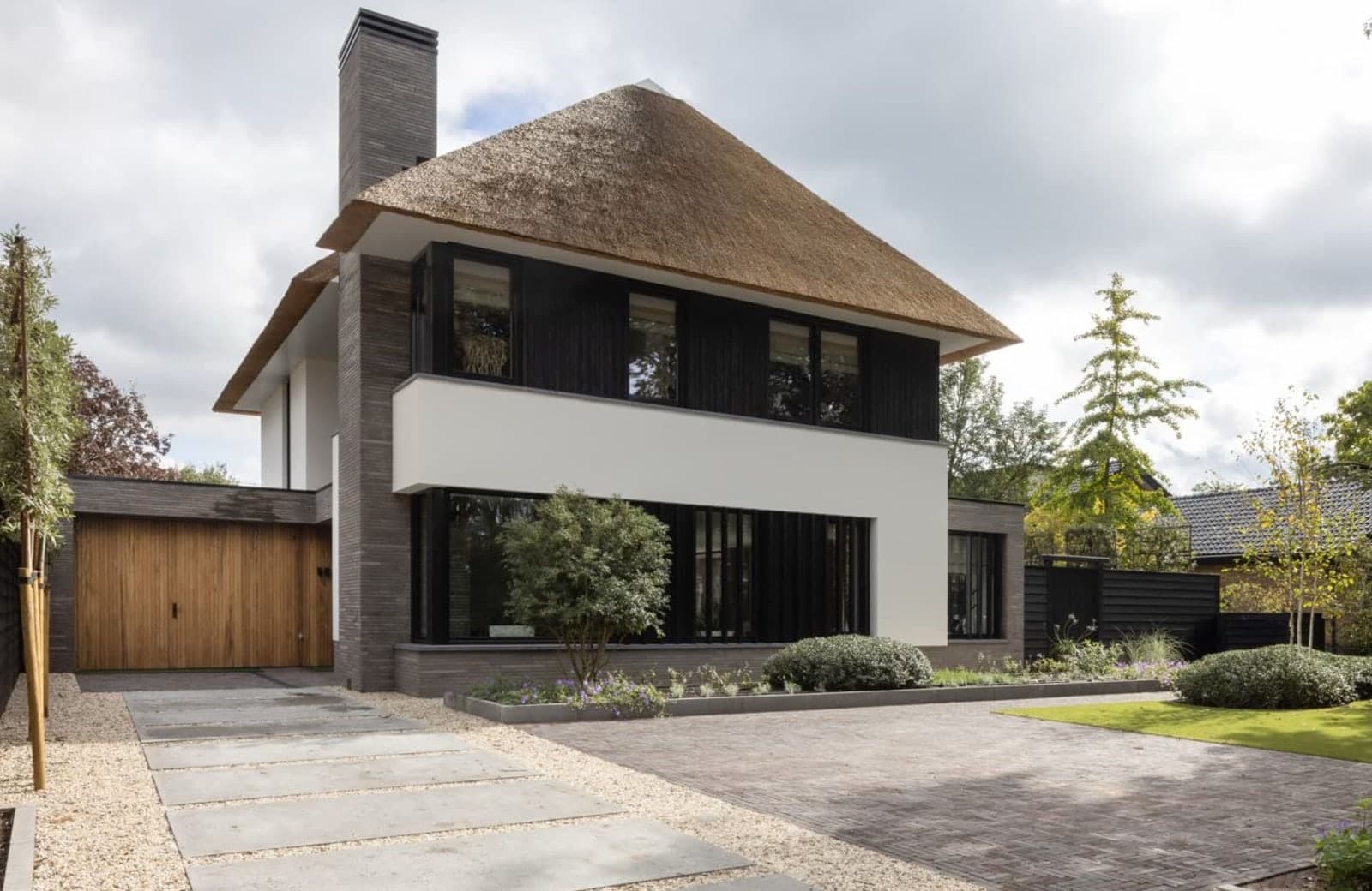 Dezelfde woning als villa met rieten kap, twee verdiepingen erbovenop en een veranda rondom