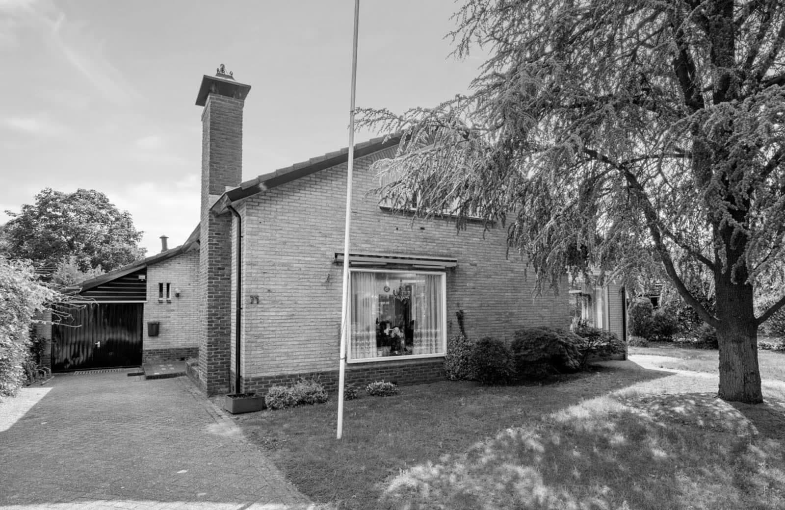De semi-bungalow vóór de metamorfose, met de schoorsteen, de garage links en de uitbouw rechts