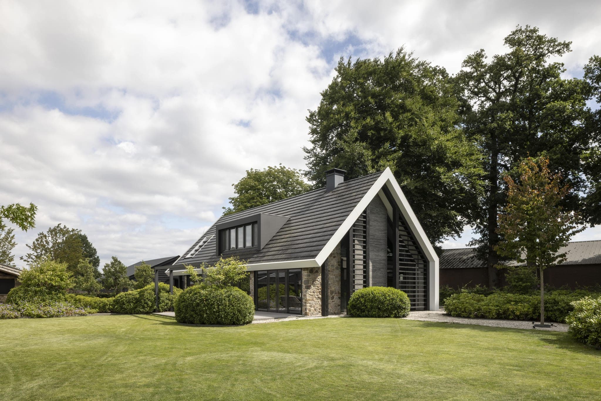 Villa G: de hoofdvorm opent zich naar de tuin
