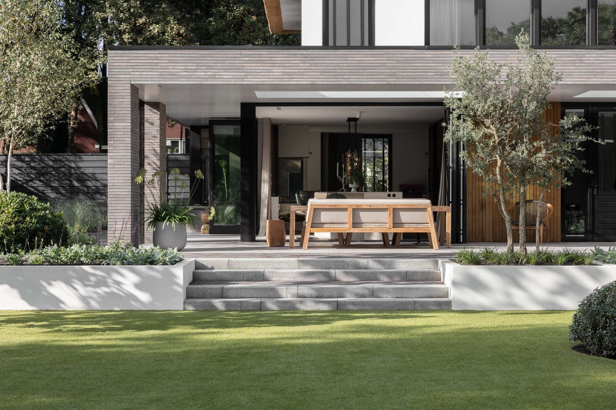 Villa VL: het overdekte terras sluit aan op de tuin